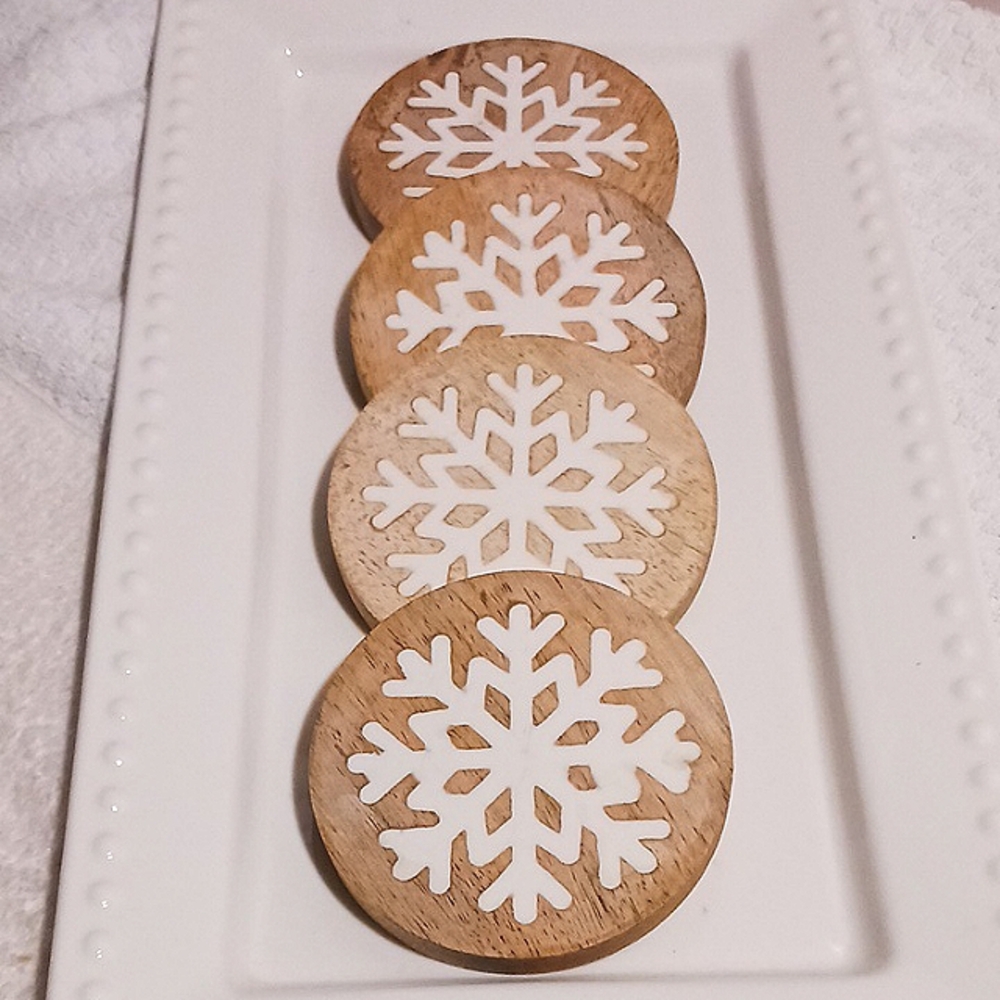 Natural Wood Handcrafted Snowflake Coasters ❄️ Set Of 4 ⚜️ ❄️⚜️❄️⚜️❄️⚜️